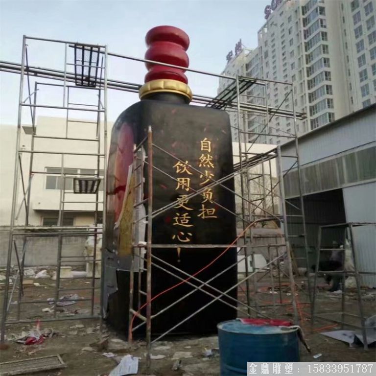 玻璃鋼大型酒瓶雕塑，酒廠仿真酒瓶雕塑定制3